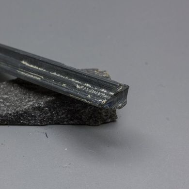 Антимонит (стибнит), кристалл 96*9*7мм, 19г, Китай