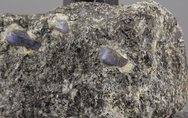 Сапфир, кристаллы в породе 93*62*27мм, 259г, Мадагаскар