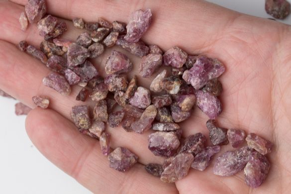 Родоліт фіолетовий, необроблені фрагменти кристалів 3-10мм із Замбії. На вагу