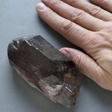Раухтопаз (дымчатый кварц) 112*43*38мм кристалл 284г, Швейцария. На подставке