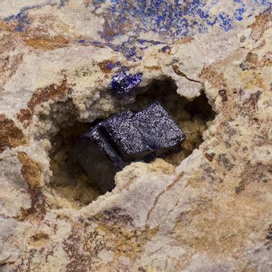 Азурит кристалл в породе 75*58*48мм, 180г, из Марокко
