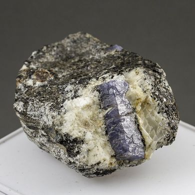 Сапфир, кристаллы в породе 62*54*31мм, 181г, Мадагаскар