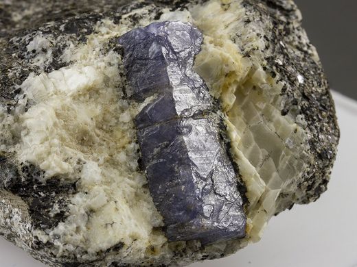 Сапфир, кристаллы в породе 62*54*31мм, 181г, Мадагаскар