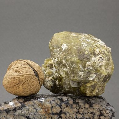 Гранат гросуляр, кристал 62*63*42мм,191г, Малі