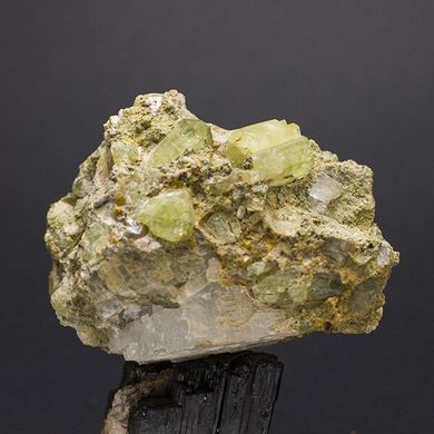 Апатит, кристаллы в породе 80*60*55мм, 224г, Марокко