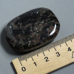 Нууммит (антофиллит), полированная плоская галька ок. 40*40*10мм, Гренландия. На выбор