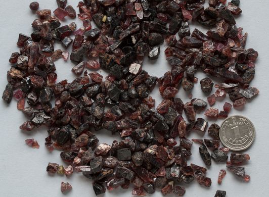 Родолит гранат 3-10мм необработанные фрагменты кристаллов из Танзании 10г/уп