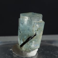 Аквамарин з шерлом кристал 9*7*6мм блакитний берил з Намібії
