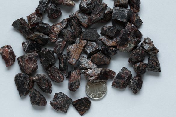 Родоліт гранат 15-22мм необроблені фрагменти кристалів з Танзанії 50г/уп