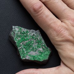 Уваровит зеленый гранат друза кристаллов 62*45*9мм
