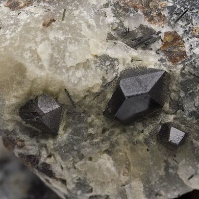 Лоренценит, кристаллы в породе 41*32*22мм, 37г, Кольский п-ов