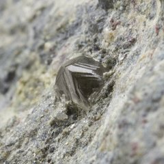 Алмаз в кимберлите, 27*25*25мм, 13,7г, ЮАР