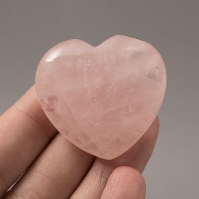 Серце-оберіг з рожевого кварцу 42*40мм. На вибір