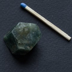 Сапфир сине-зеленый кристалл 19*19*14мм необработанный Мадагаскар