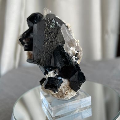 Шерл, ортоклаз кристаллы в полевом шпате 63*40*42мм 74г на подставке, Намибия