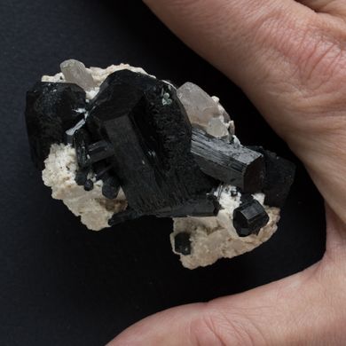 Шерл, ортоклаз кристали в польовому шпаті 63*40*42мм 74г на підставці, Намібія