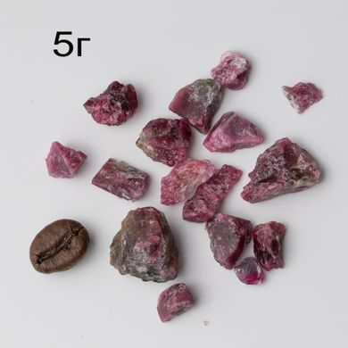 Турмалін темно-червоний, необроблені фрагменти кристалів 4-12мм з Мадагаскара. На вагу