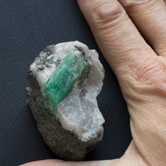 Смарагд кристал в породі 60*43*40мм 99г з Бразілії