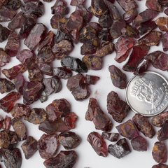Родоліт, необроблені фрагменти кристалів 6-10мм з Мадагаскара. На вагу