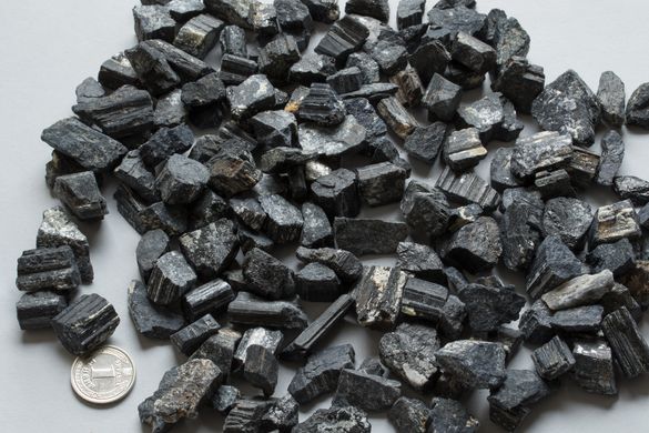 Шерл черный турмалин 10-20мм обломки кристаллов 100г/уп. с Мадагаскара