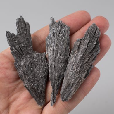 Кіанит (дістен) чорний, зросток кристалів. На вибір