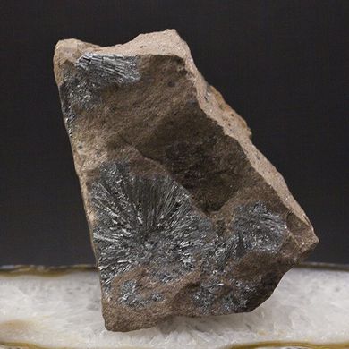 Піролюзит, кристали на кварциті 77*66*42мм, 241г, Марокко