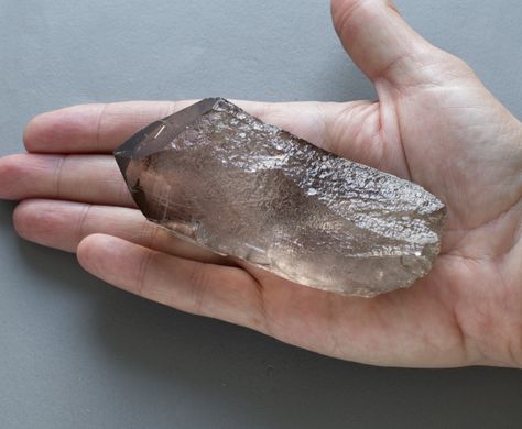 Раухтопаз (дымчатый кварц) 110*44*38мм кристалл 222г, Швейцария. На подставке
