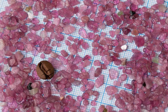 Турмалін рубеліт, шліфовані фрагменти кристалів 2-5мм з Бразилії. Уп. 10г