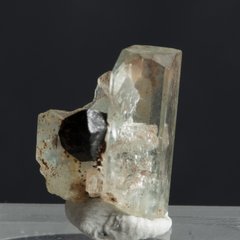 Аквамарин з шерлом кристал 12*8*7мм блакитний берил з Намібії