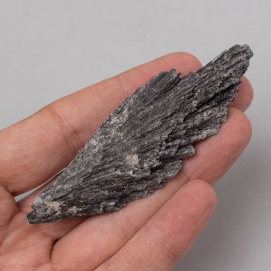 Кіанит (дістен) чорний, зросток кристалів. На вибір