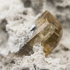 Топаз, кристалл в породе 78*74*66мм, 280г, США