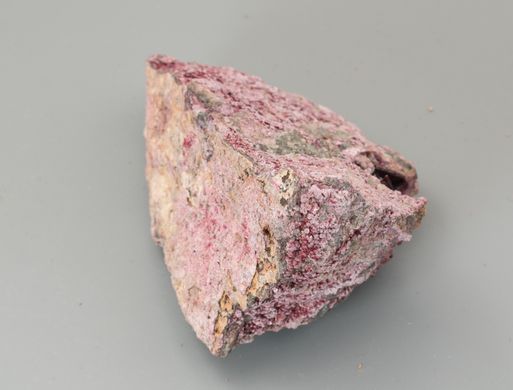 Еритрин, скуттерудит. Кристали в породі, 102*56*47мм, 339г, Марокко