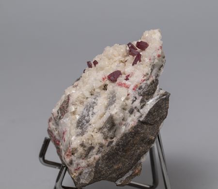 Киноварь в доломите, кристаллы, 79*85*43мм, 274г, Китай