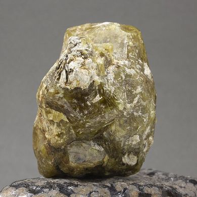 Гранат гроссуляр, кристалл 62*63*42мм,191г, Мали