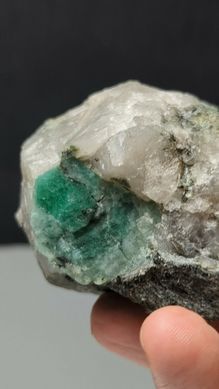 Изумруд кристаллы в породе, 65*64*45мм, Бразилия