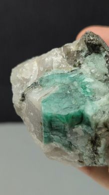 Изумруд кристаллы в породе, 65*64*45мм, Бразилия