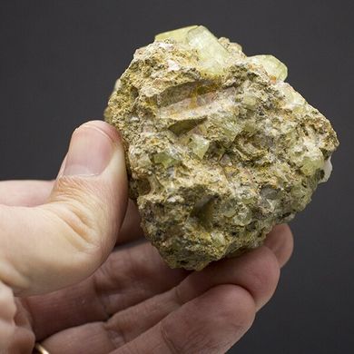 Апатит, кристали в породі 80*60*55мм, 224г, Марокко