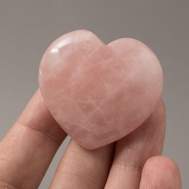 Серце-оберіг з рожевого кварцу 42*40мм. На вибір