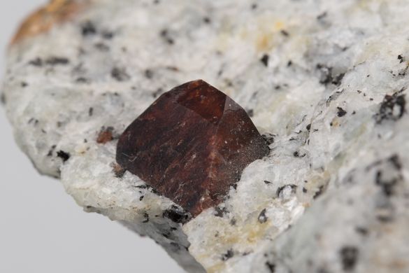 Циркон, кристаллы в породе, 78*55*75мм, 395г Афганистан
