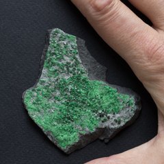 Уваровіт зелений гранат друза кристалів 73*56*7мм