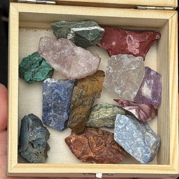 Сундучок с необработанными природными самоцветами. Подарочный набор 13 камней с малахитом! арт.7003