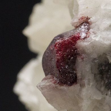 Киноварь в доломите, кристаллы, 69*44*26мм, 75г, Китай
