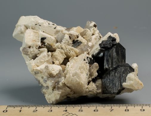 Шерл та димчастий кварц, кристали в польовому шпаті 94*77*46мм, 198г, Намібія